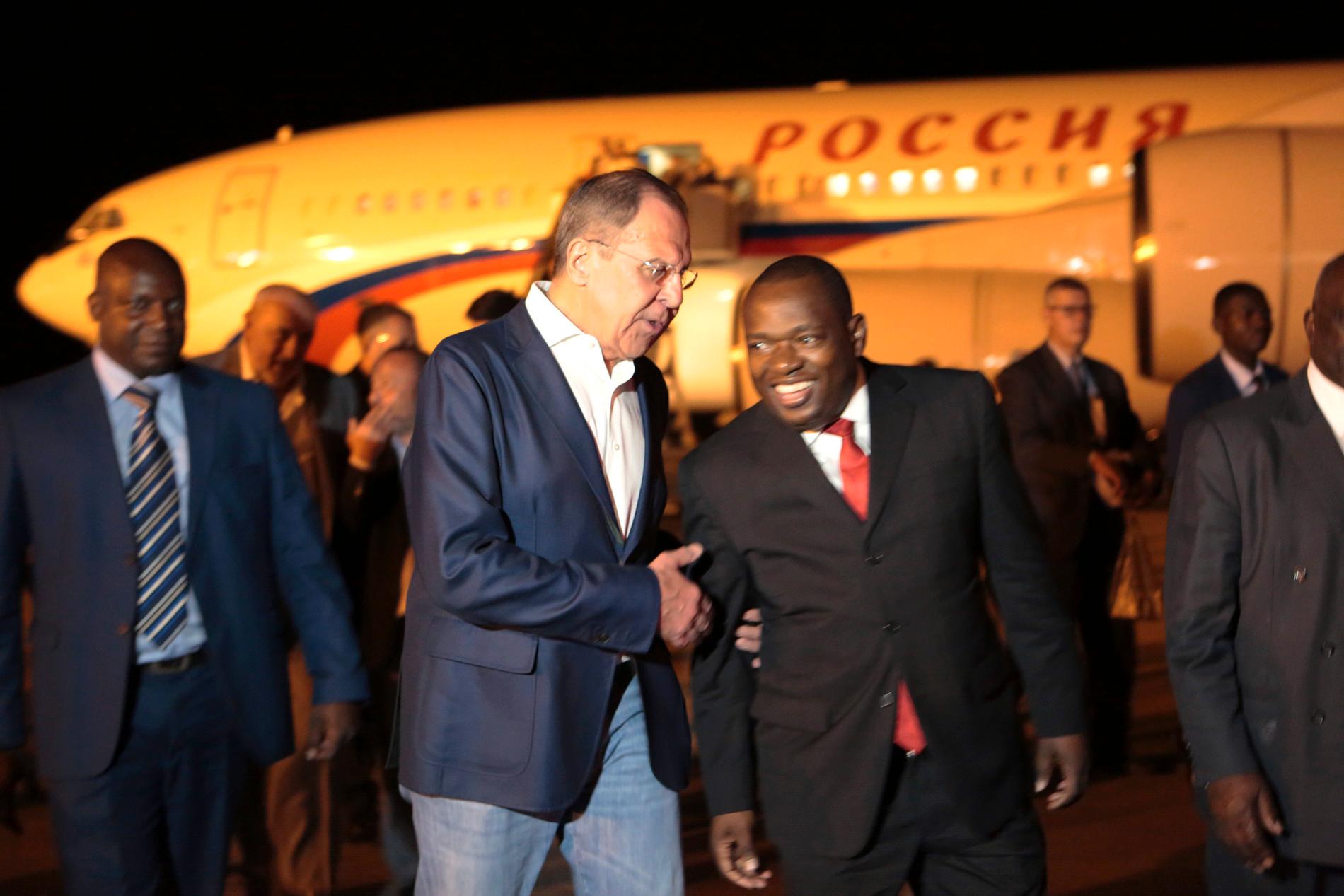 Zimbabwes utrikesminister Sibusiso Moyo (till höger) i ett möte med Rysslands dito Sergej Lavrov 2018. Arkivbild.