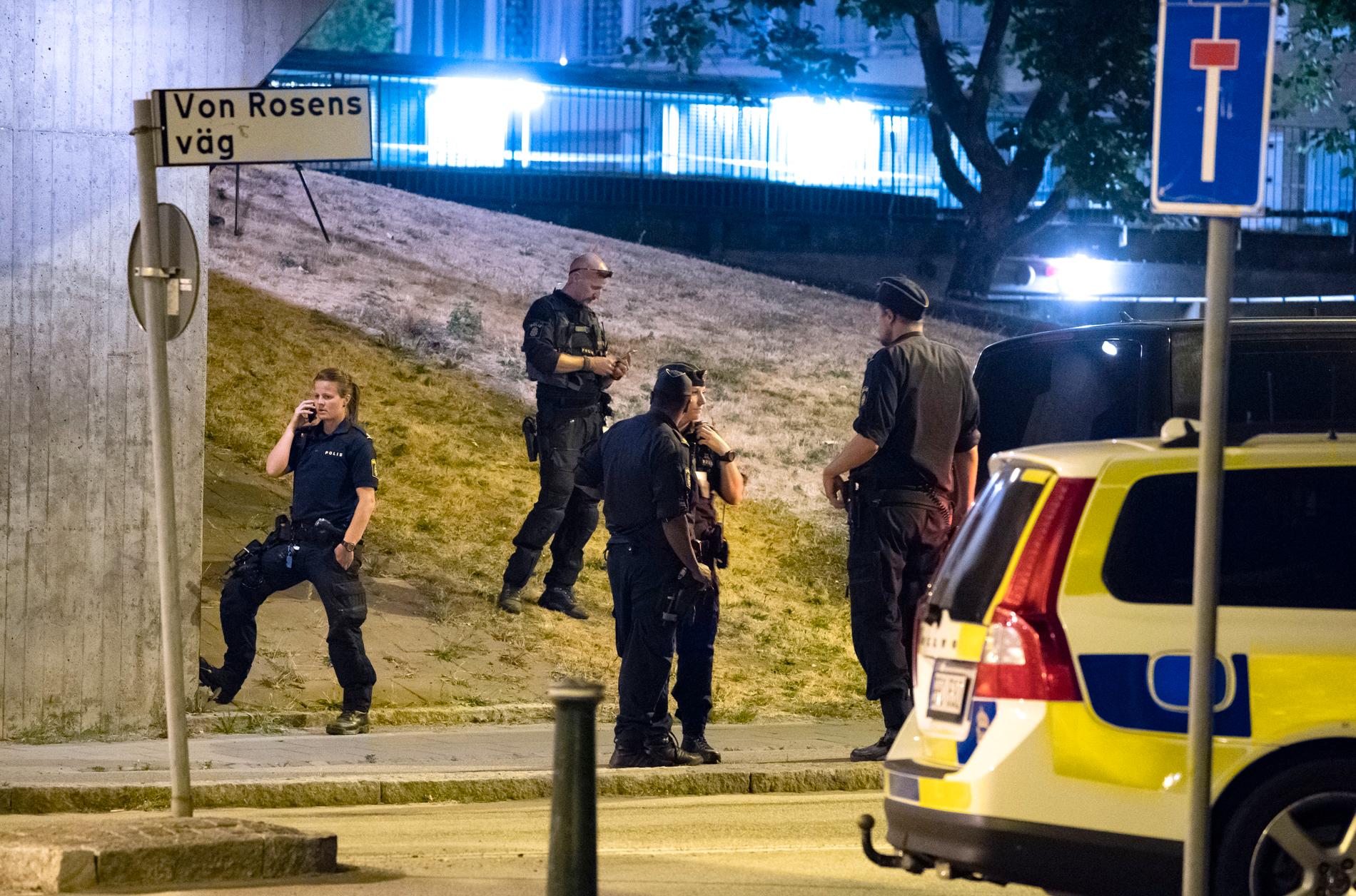 En man i 20-årsåldern sköts ihjäl i Rosengård i Malmö sent på måndagen.