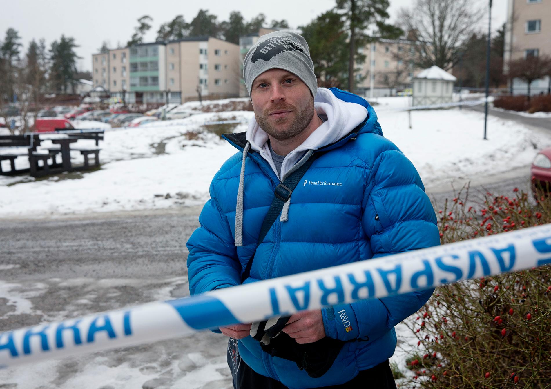 Fredrik Sundberg, 29, passerade han platsen där mannen senare hittades död.
– Det är läskigt att det händer här i lilla Vaxholm, säger han.