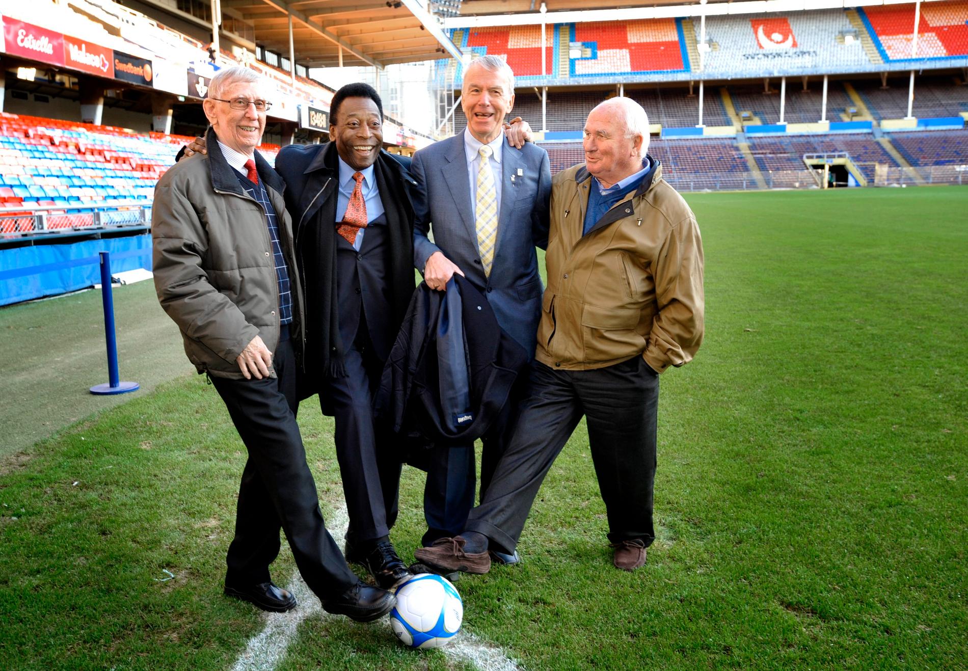 Reino Börjesson, Agne Simonsson och Kurt Hamrin tillsammans med Pelé.