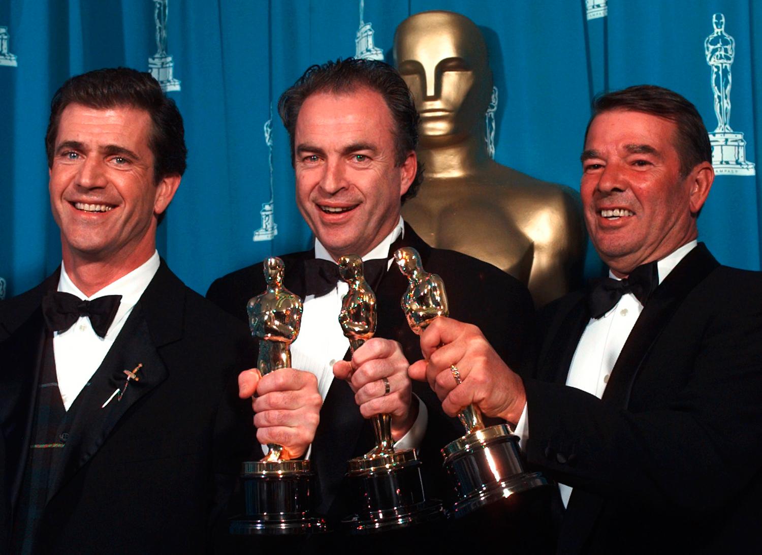 Glada dagar när Mel Gibson, Bruce Davey och Alan Ladd fick en Oscar för Bästa film ”Braveheart” 1996.