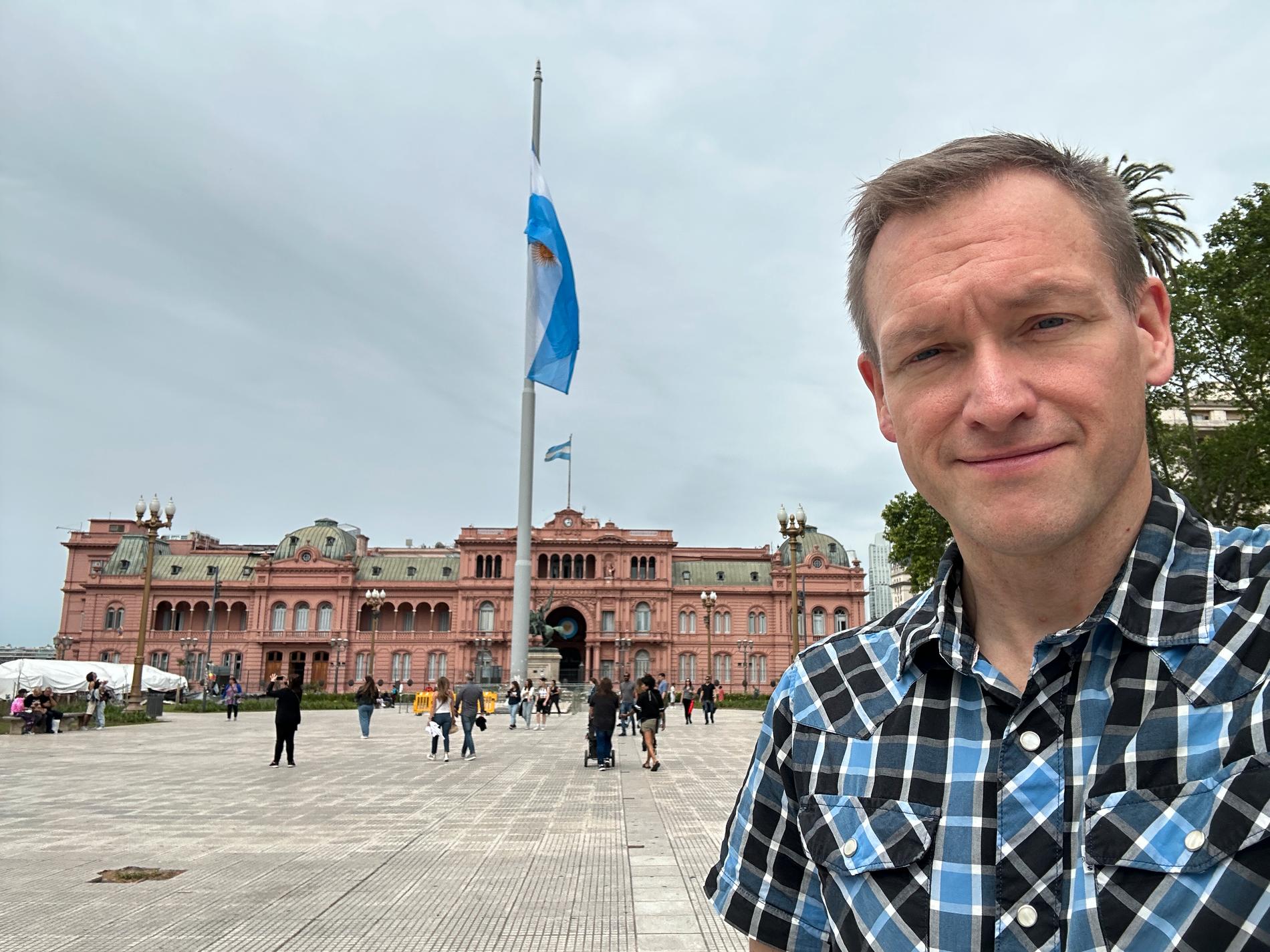 Aftonbladets reporter Tobbe Ek på plats vid Casa Rosada, det argentinska presidentpalatset.