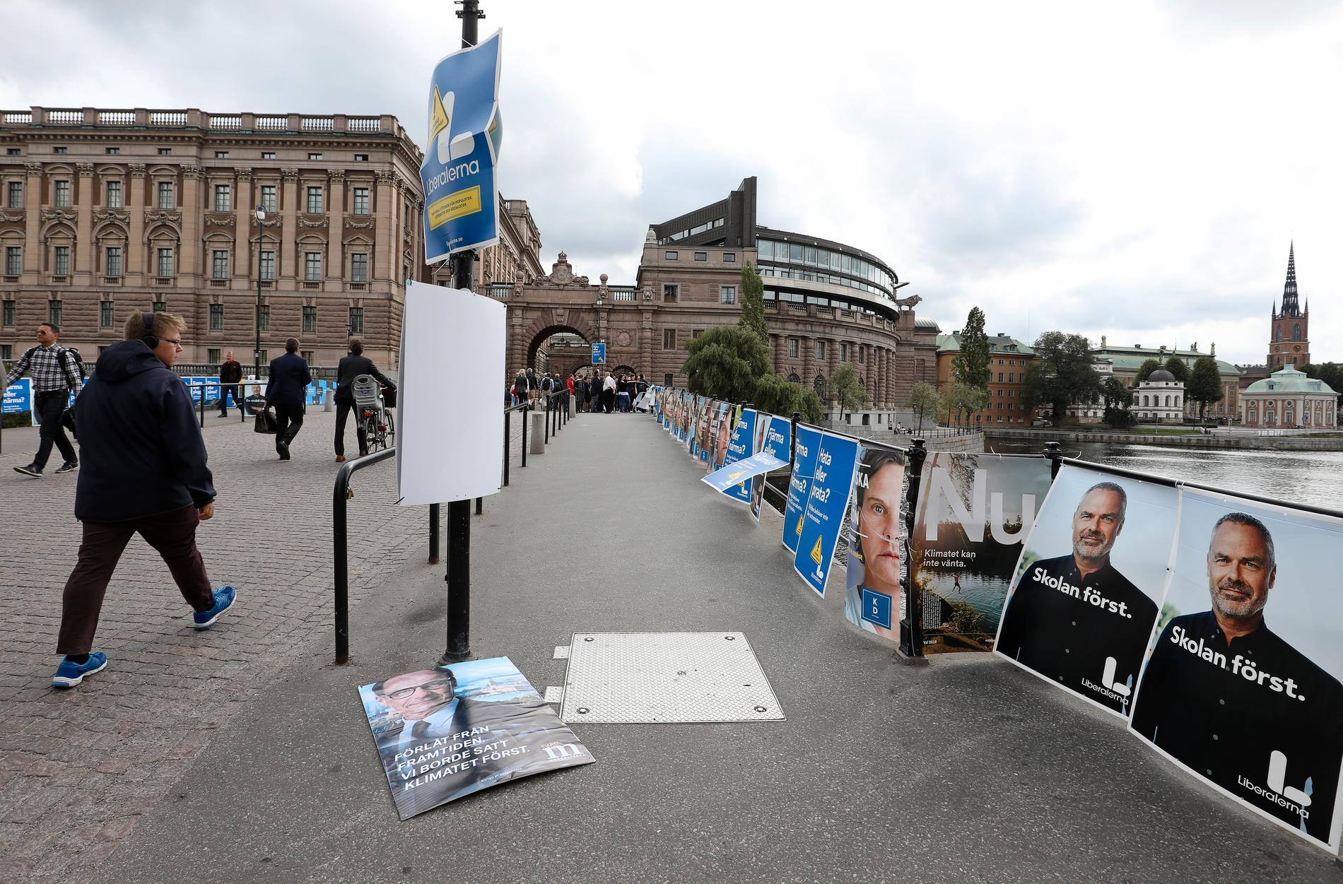 Valaffischer vid riksdagshuset i Stockholm den 10 september – dagen efter valet.