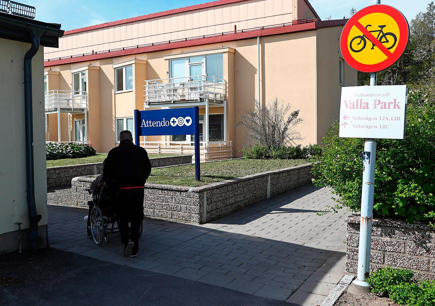 Attendos demensboende Valla Park i Linköping är ett av tre vårdhem som har för lite  personal nattetid enligt IVO. Samtidigt fortsätter riskkapitalbolaget att plocka ut mångmiljonvinster.