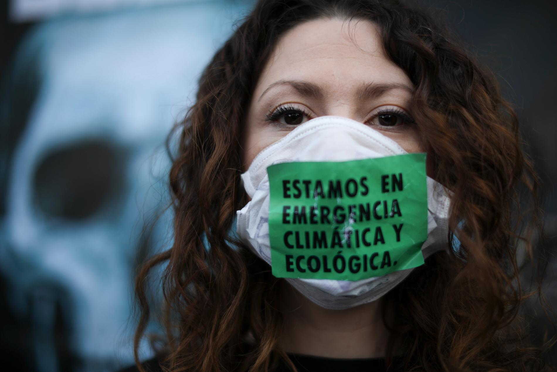 "Vi är i ett nödläge för klimatet och ekologin" står det på ansiktsmasken som en demonstrant bär vid demonstrationer utanför Brasiliens ambassad i Argentinas huvudstad Buenos Aires i augusti i år. Demonstranterna uppmanade specifikt Brasiliens president Jair Bolsonaro att skydda regnskogen i Amazonas.
