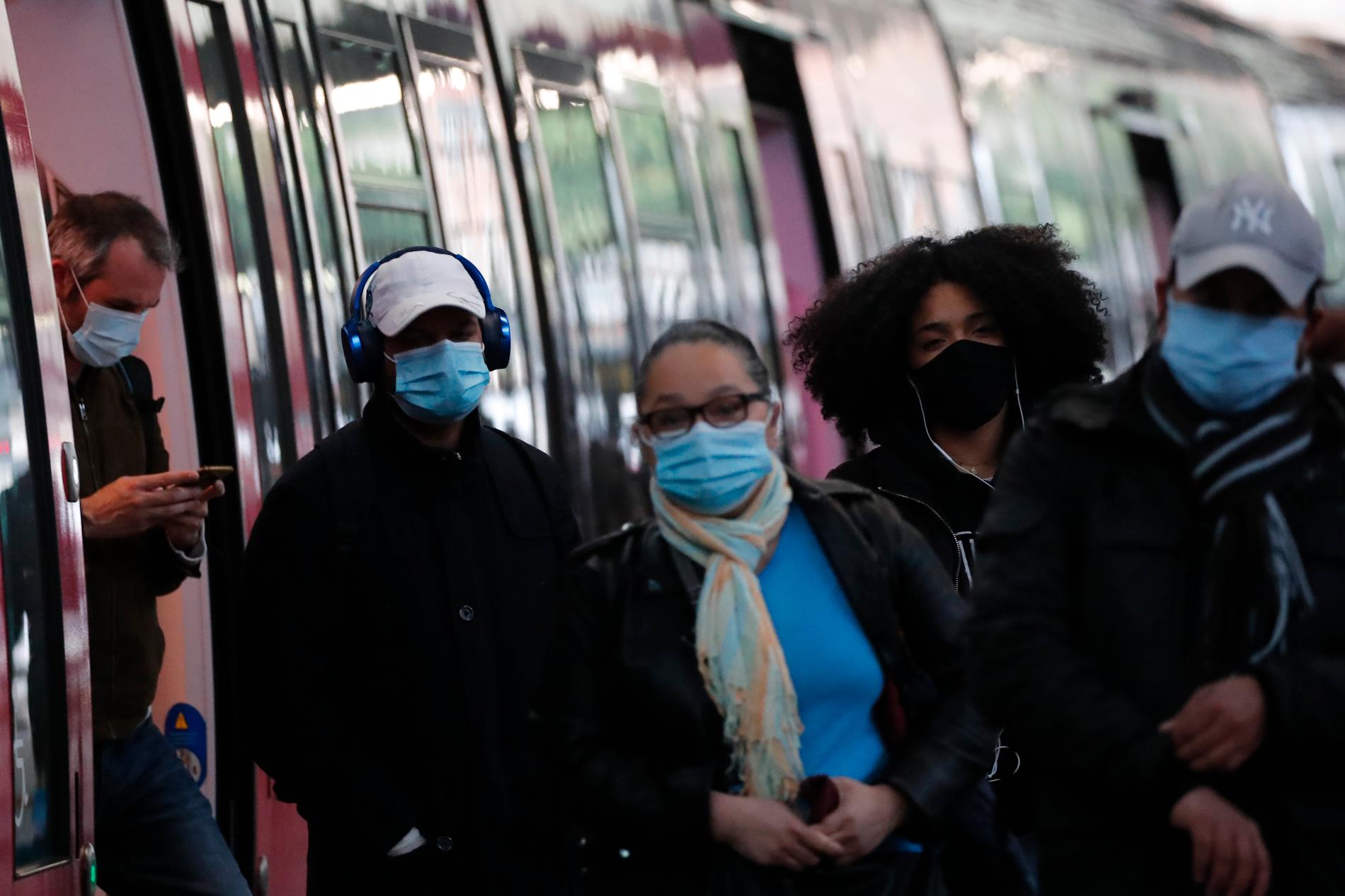 Pendlare i Paris döljer ansiktet med munskydd. Frankrike började i måndags åter öppna upp efter två månader av restriktioner.