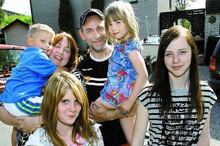 Familjens hjälte Jesper, 4, Lola Karlsson, Peder Gunnarsson, Therese, 5, och Emelie 14, hyllar modiga Sara (längst fram till vänster).