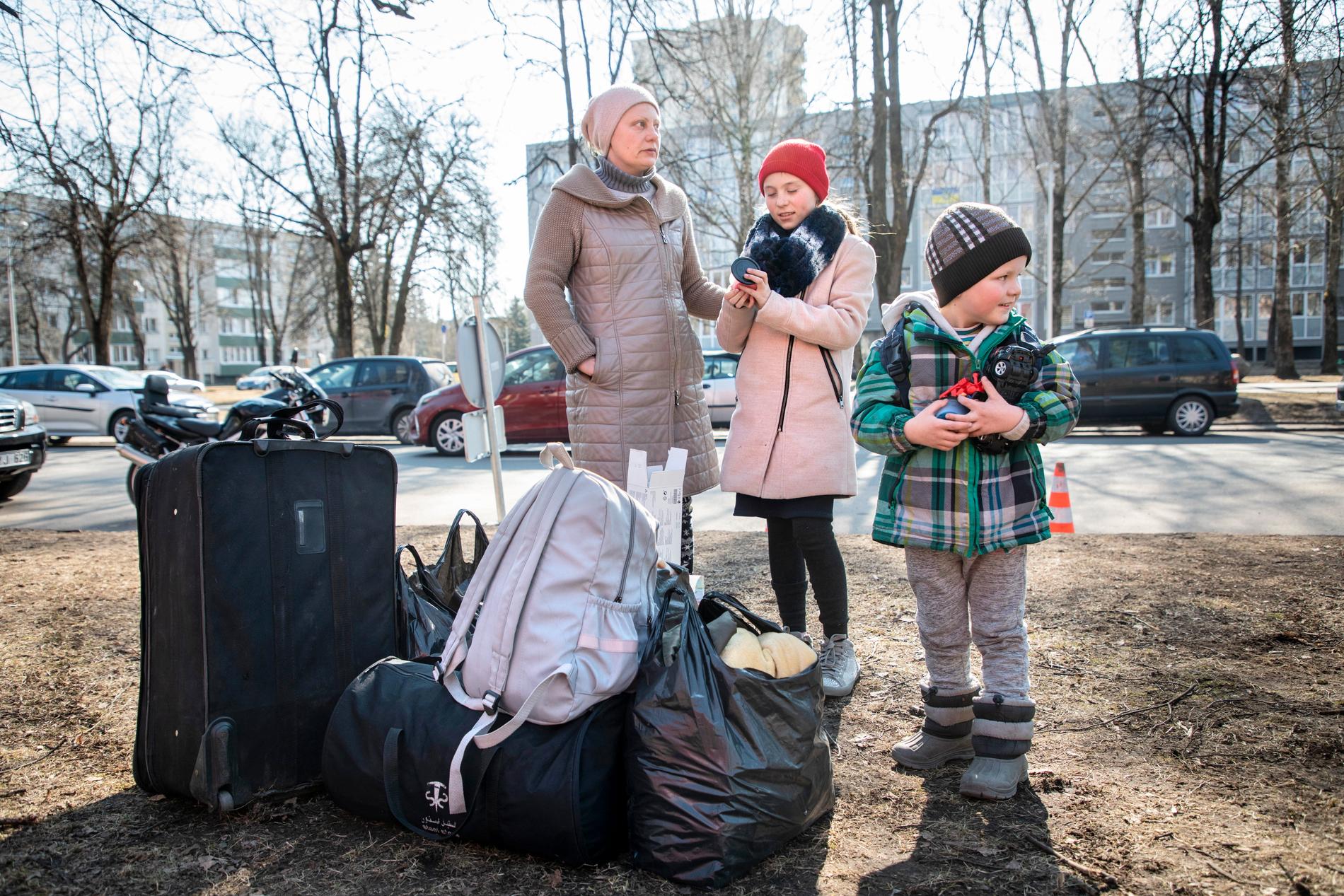 Fyraårige Nikita från Kiev har fått ett par leksaksbilar av volontärerna. Han har just kommit till Vilnius tillsammans med sin moster Julia och sin kusin Nastja.
