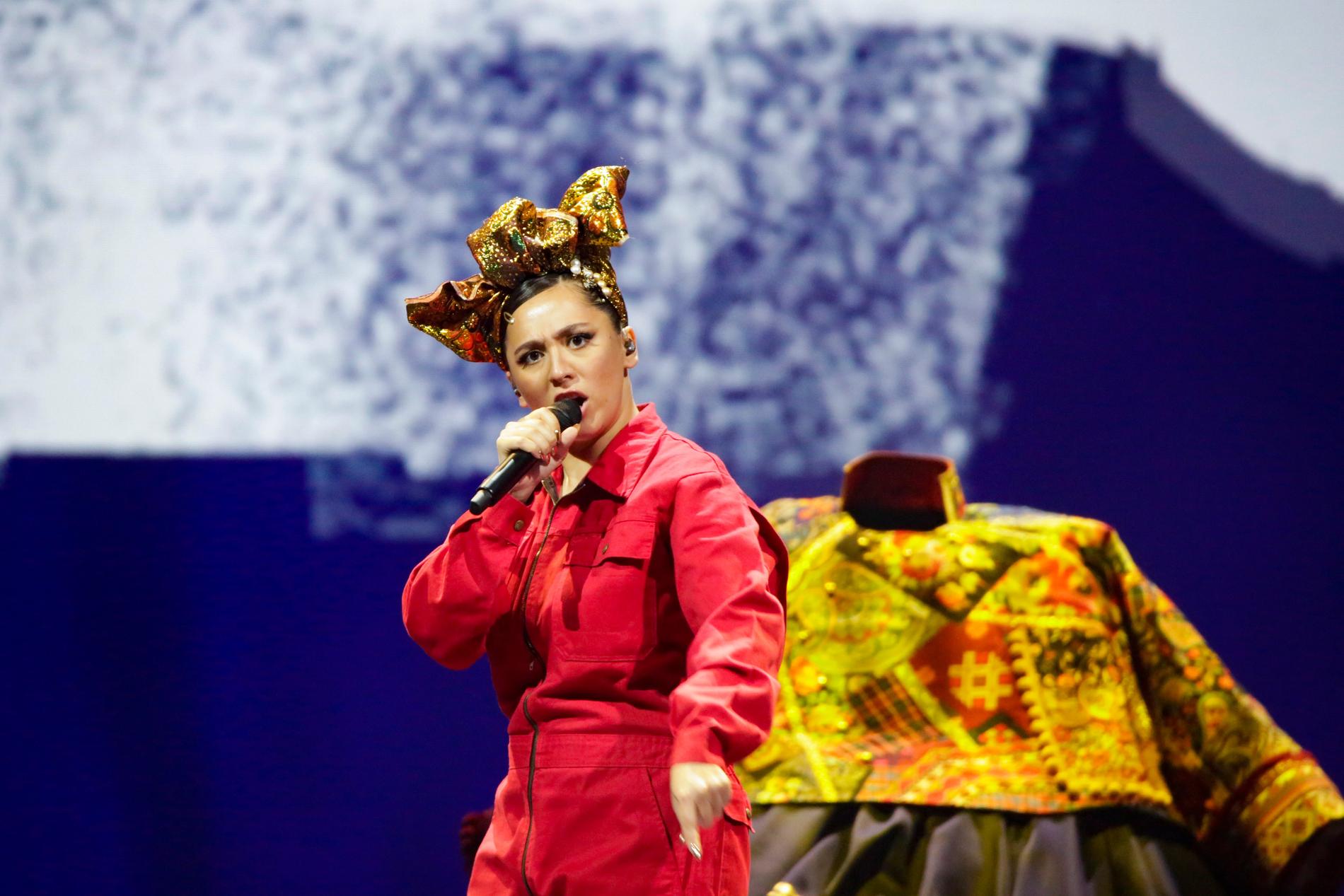 Manizha på Eurovisionscenen under en repetition