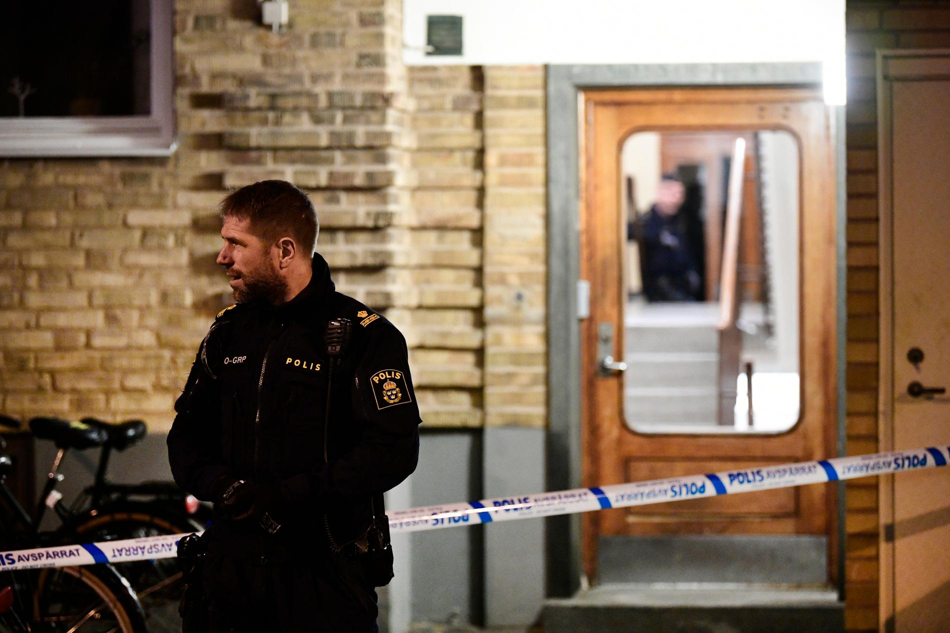 En man har hittats död i Malmö. Polisen misstänker att han har mördats.