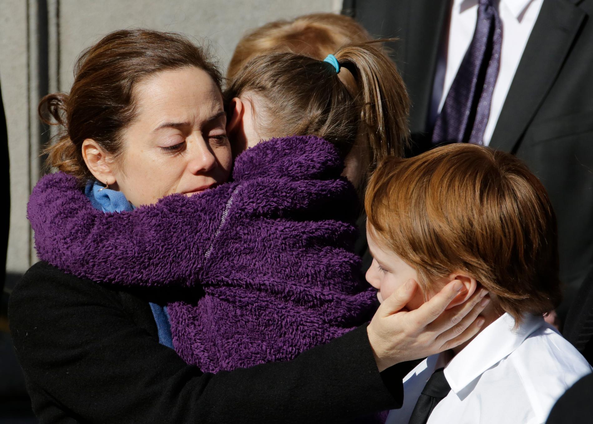 Mimi O’Donnell tröstar två av parets gemensamma barn. 