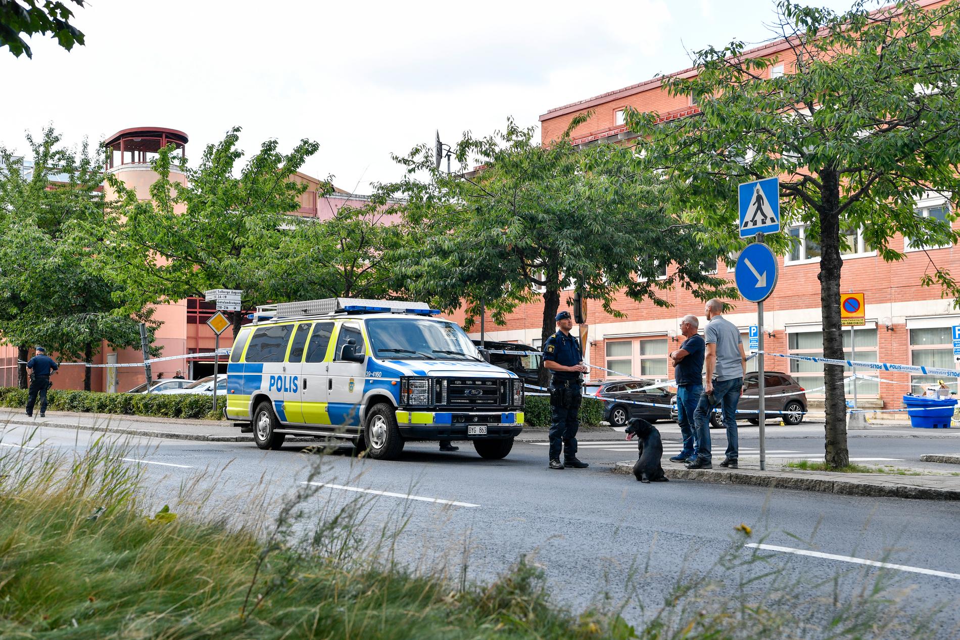 Polisen har hittat en bil med vad man misstänker är kulhål vid Älvsjö station i södra Stockholm. Flera personer larmade polisen under förmiddagen om att de hört höga smällar.