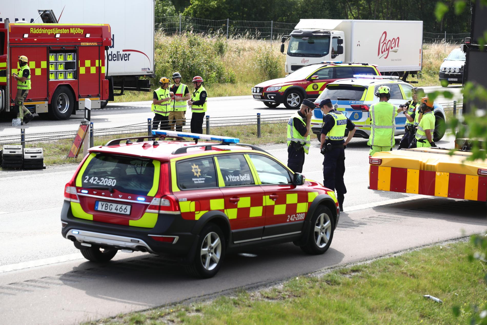En person blev allvarligt skadad i den första olyckan på E4 utanför Linköping. Senare inträffade ytterligare en olycka i närheten.