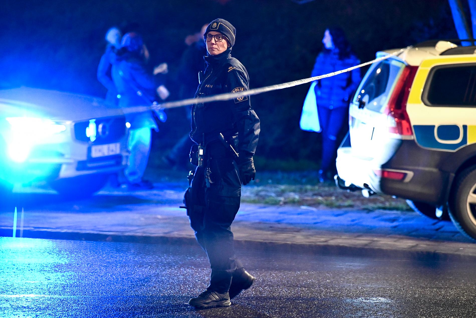 En man har avlidit efter att ha skjutits i området Hermodsdal i Malmö,