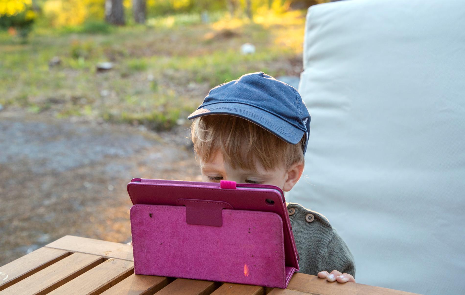 Barn under två år ska inte använda skärmarna alls, enligt barnläkaren Ulrika Ådén.