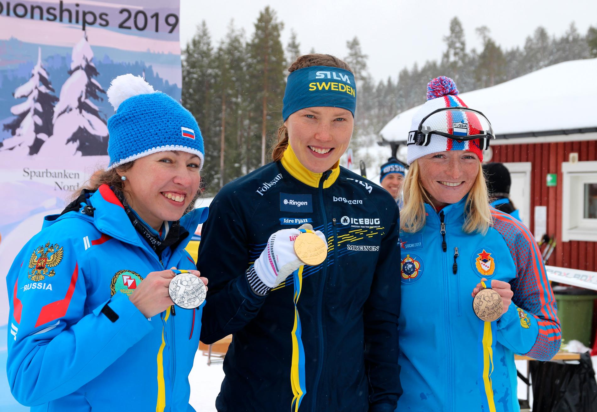Tove Alexandersson vann guldet på VM-långdistansen i skidorientering. Här tillsammans med tvåan Alena Trapeznikova och trean Mariya Kechkina, båda Ryssland.