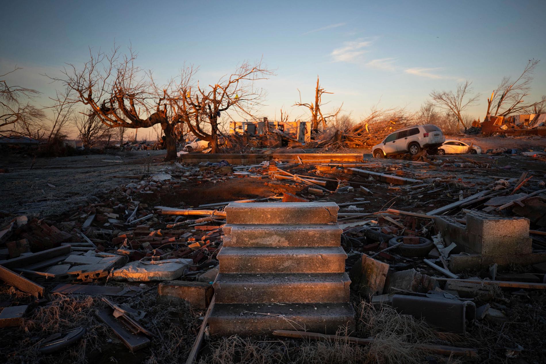 Entrétrappan är allt som finns kvar av ett hus i Dawson Springs, Kentucky när tornadon dragit fram. 