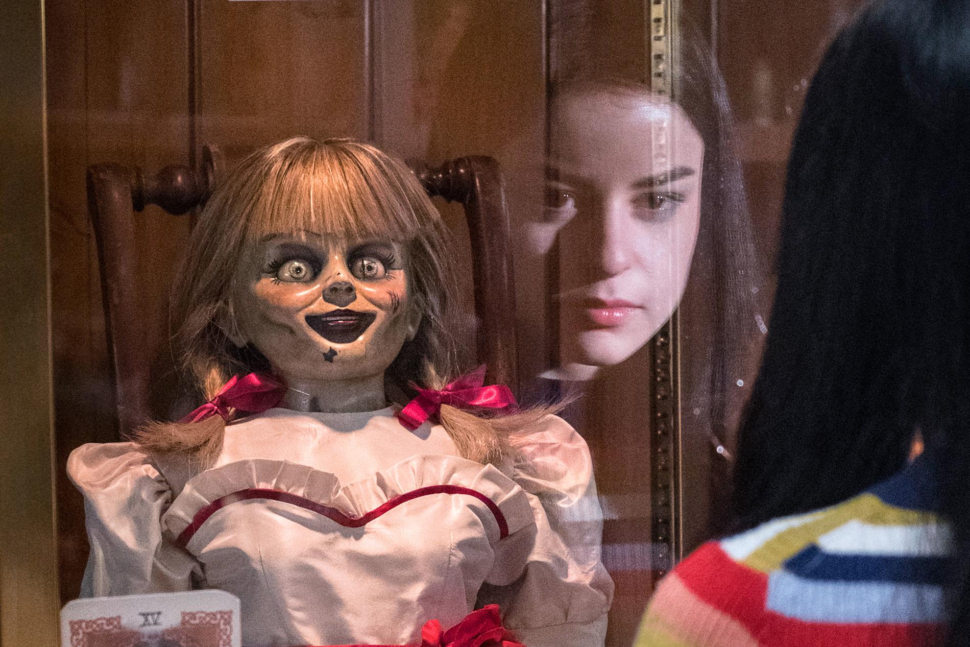 Katie Sarife i ”Annabelle comes home”.