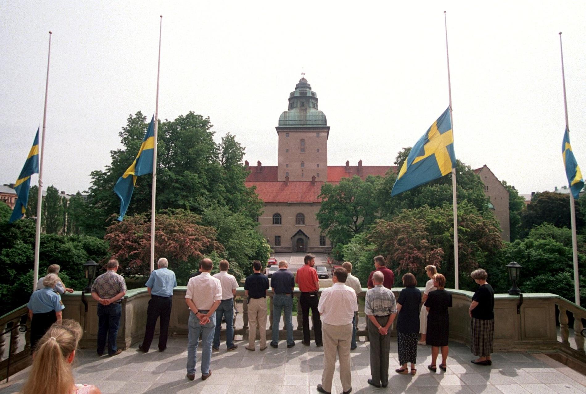 Poliserna Olov Borén och Robert Karlström som sköt till döds i Malexander hedras av kollegor utanför polishuset på Kungsholmen i Stockholm med en tyst minut i juni 1999. Arkivbild.