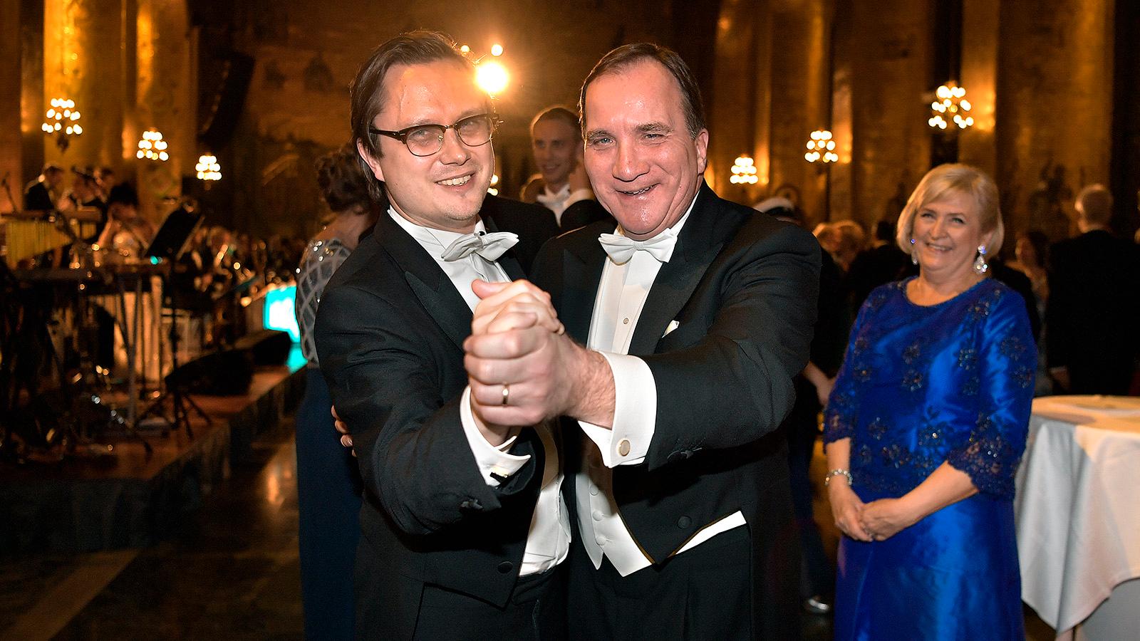 Markus Larsson tar sig en svängom med Stefan Löfven på Nobelfesten 2016.