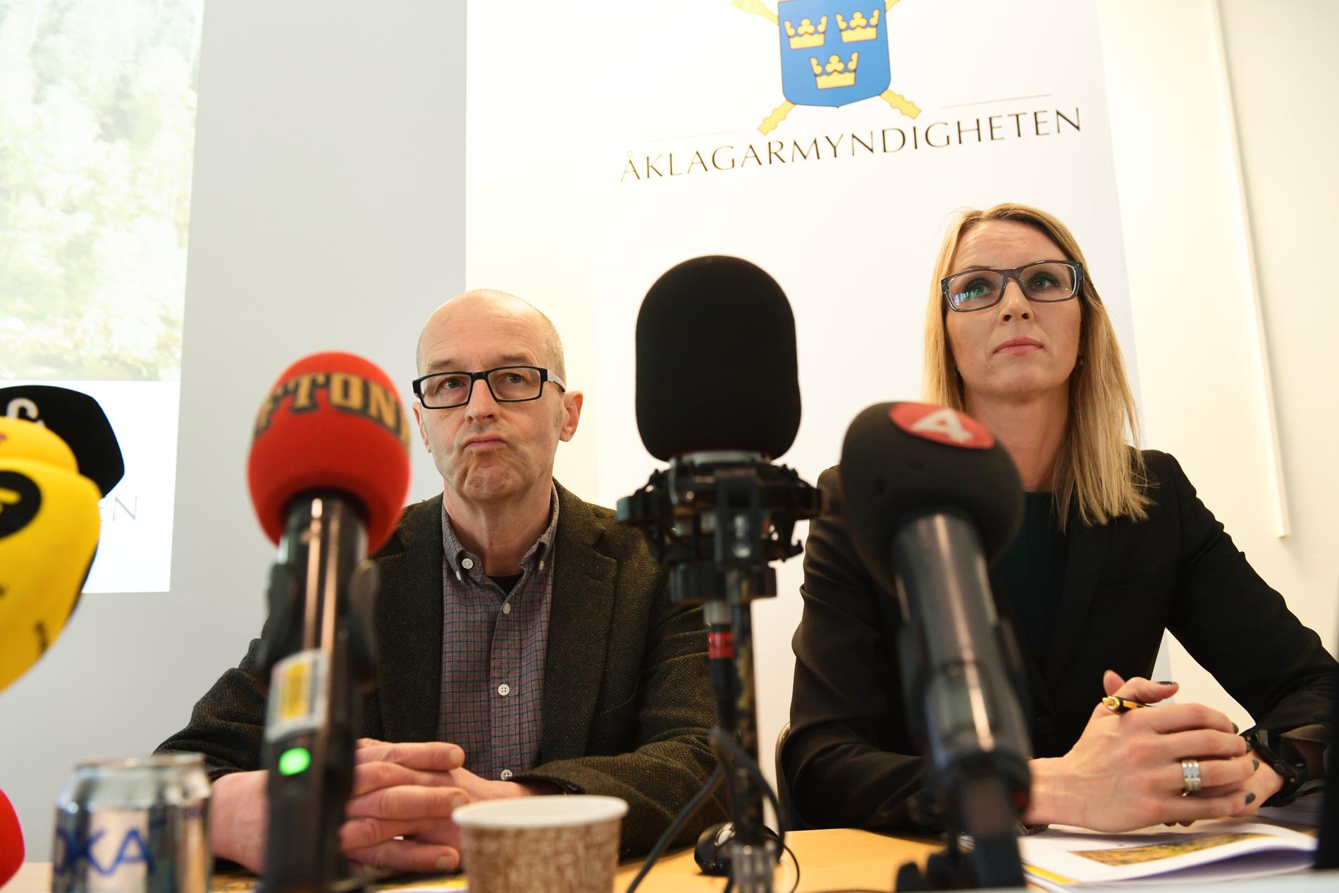 Kammaråklagarna Johan Fahlander och Jessica Wenna under pressträffen i Västerås polishus med anledning av åtal i Arbogaärendet.