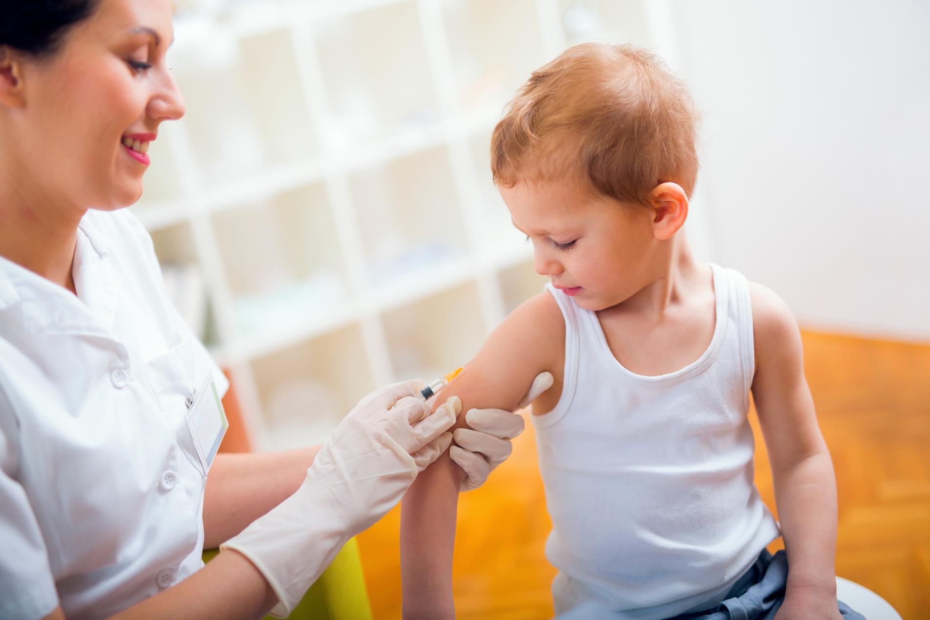 Myt sprids bland föräldrar. Allt fler tvekar att vaccinera sina barn.