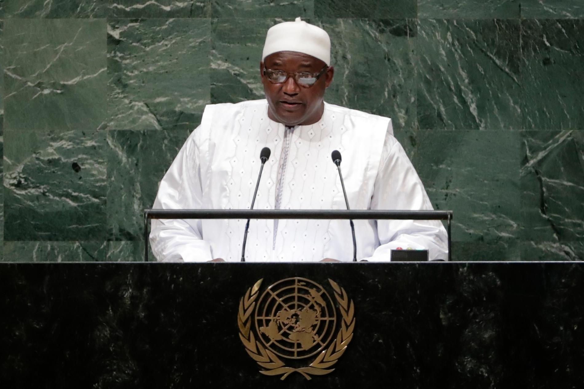 Gambias president Adama Barrow ser ut att bli omvald. Arkivbild.
