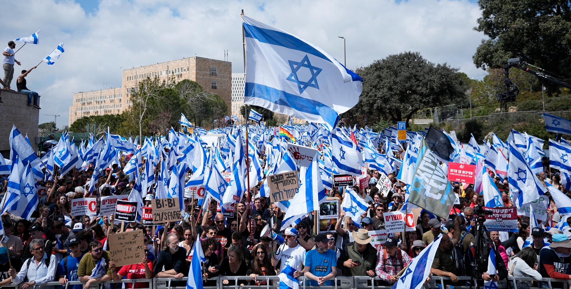 Protester under måndagen mot Benjamin Netanyahus regerings förslag om att ge regeringen större makt.