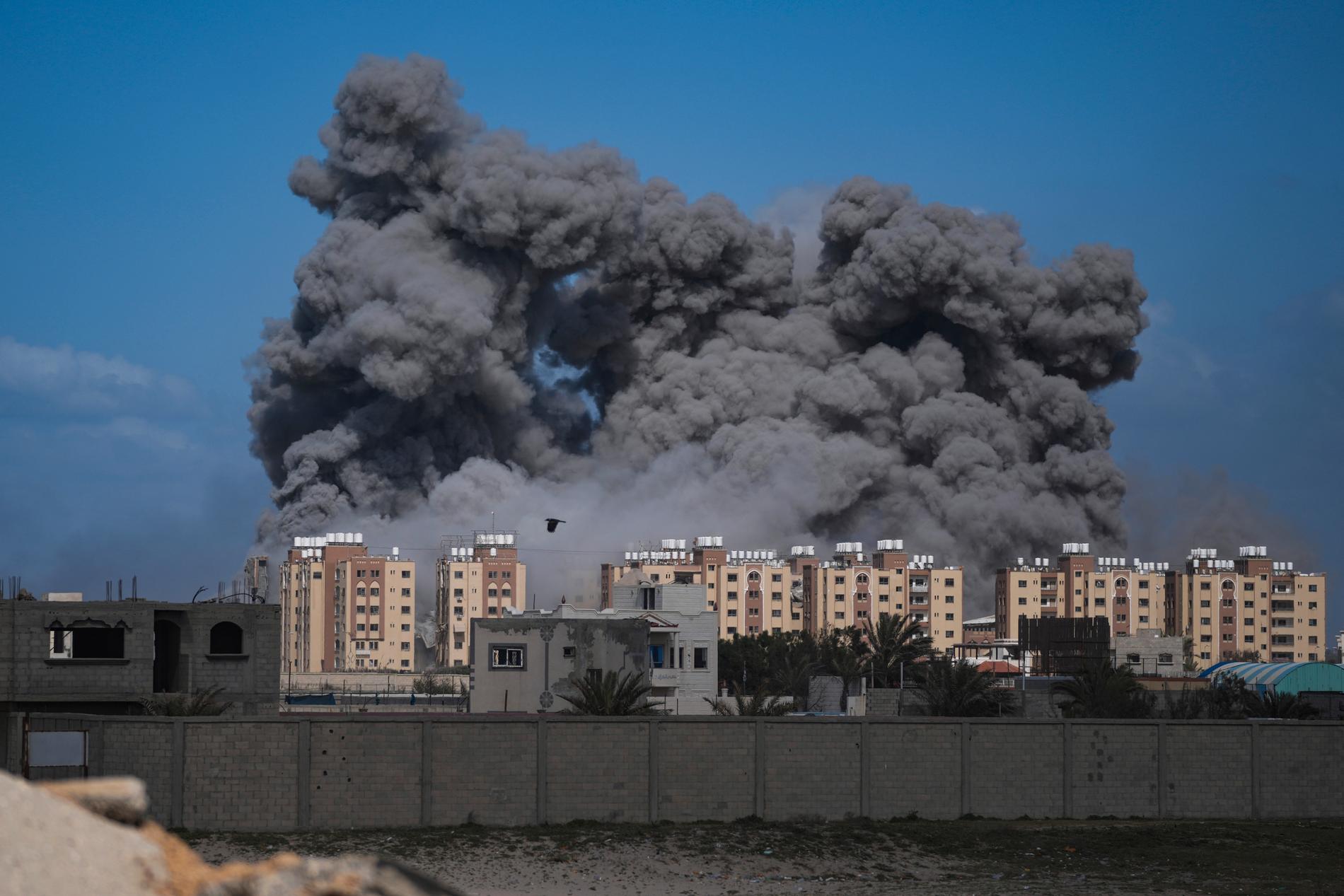 Kraftig rök över Gaza den 22 mars 2024. 