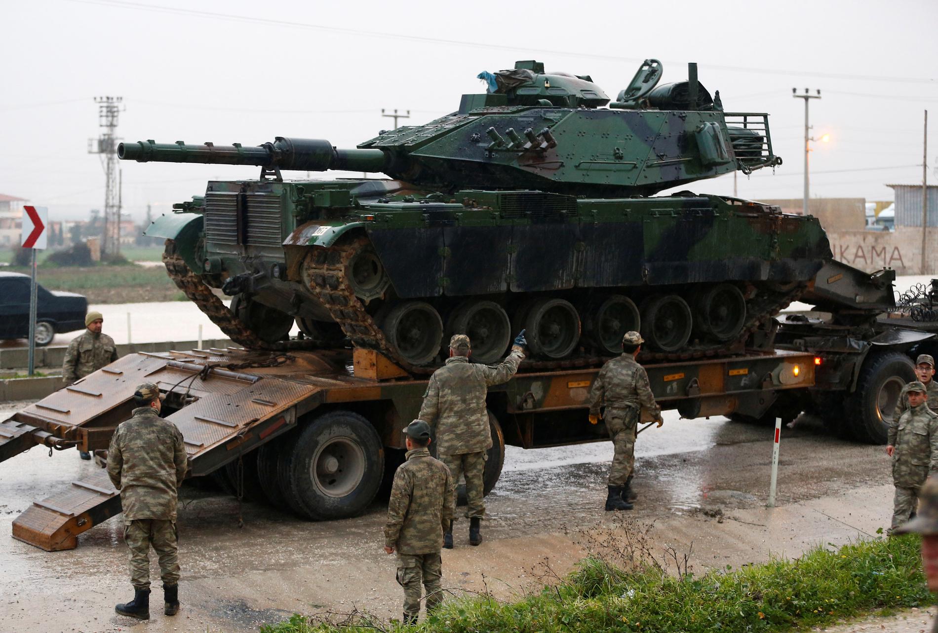 En turkisk militärkonvoj rör sig mot gränsen till Syrien på torsdagen.