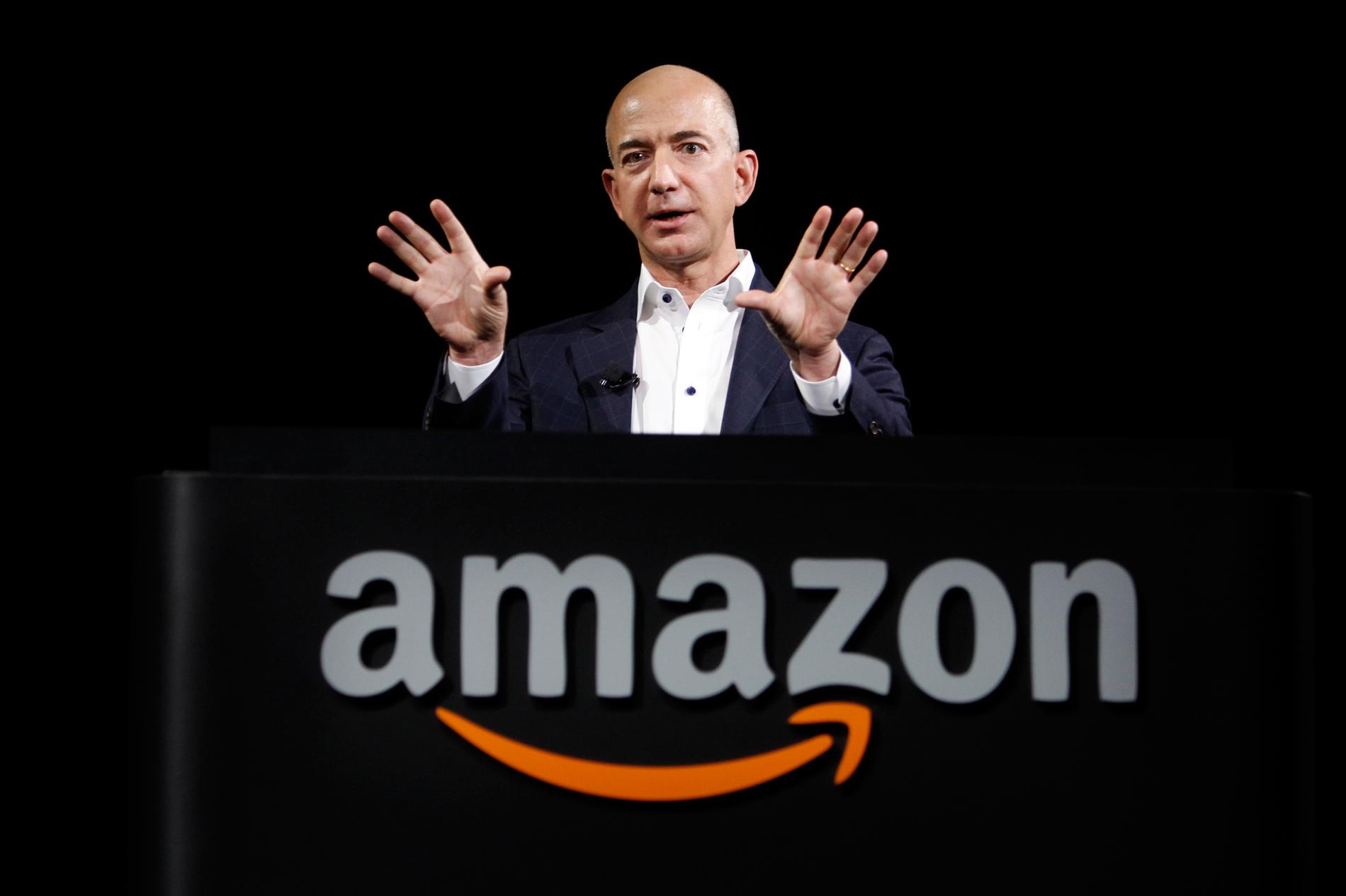 Från bokbutik på nätet till "everything store". Amazons grundare Jeff Bezos drömmar har blivit verklighet. Foto: Reed Saxon/AP