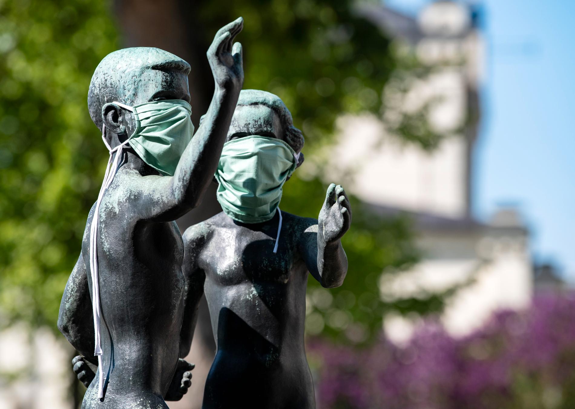 Jonas Frödings staty "Lekande barn" från 1954 är ett av de offentliga konstverk som pryder Lund. Under pandemin försågs skulpturen med munskydd av en okänd skämtare. Arkivbild.