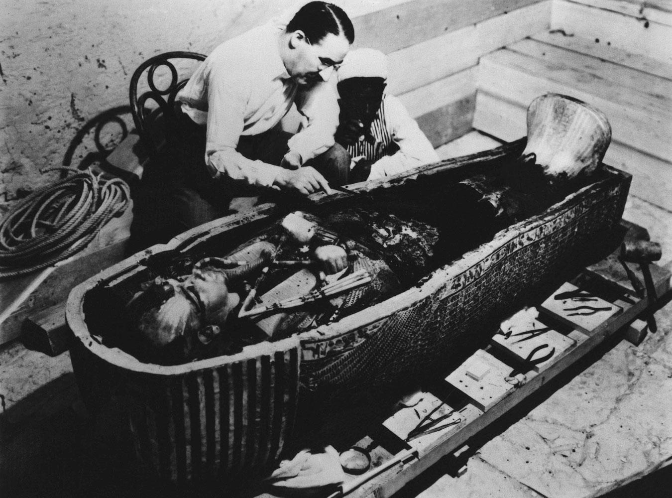 Howard Carter vid Tutankhamuns sarkofag. Graven upptäcktes av Carter 1922, som när han kom in i graven yttrade de bevingade orden ”Jag ser underbara ting”.