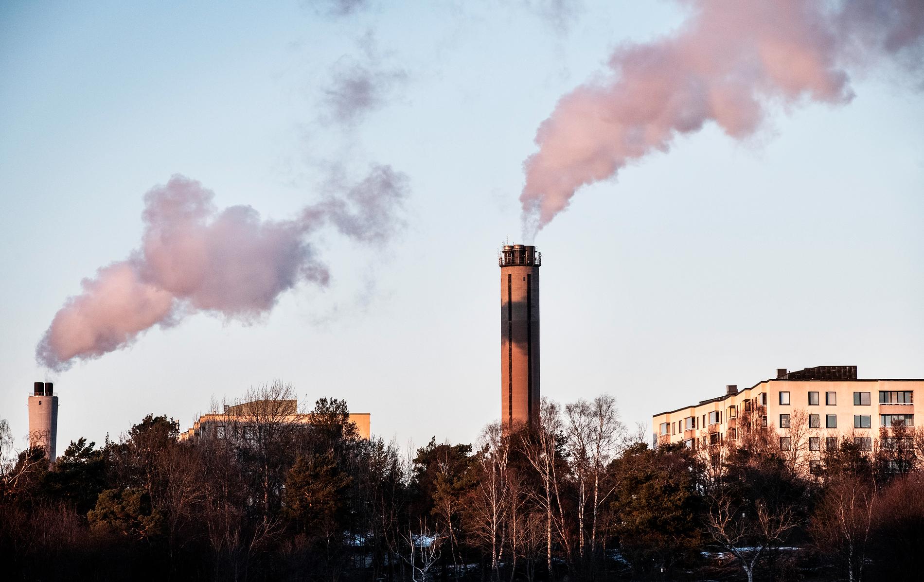 Att bygga koleldade kraftvärmeverk trots kunskap om klimatfrågan är ett exempel på responsförnekelse, enligt forskaren Martin Hultman. I Värtaverket i Stockholm (bilden) ska kolpannorna vara stängda 2022. Arkivbild.