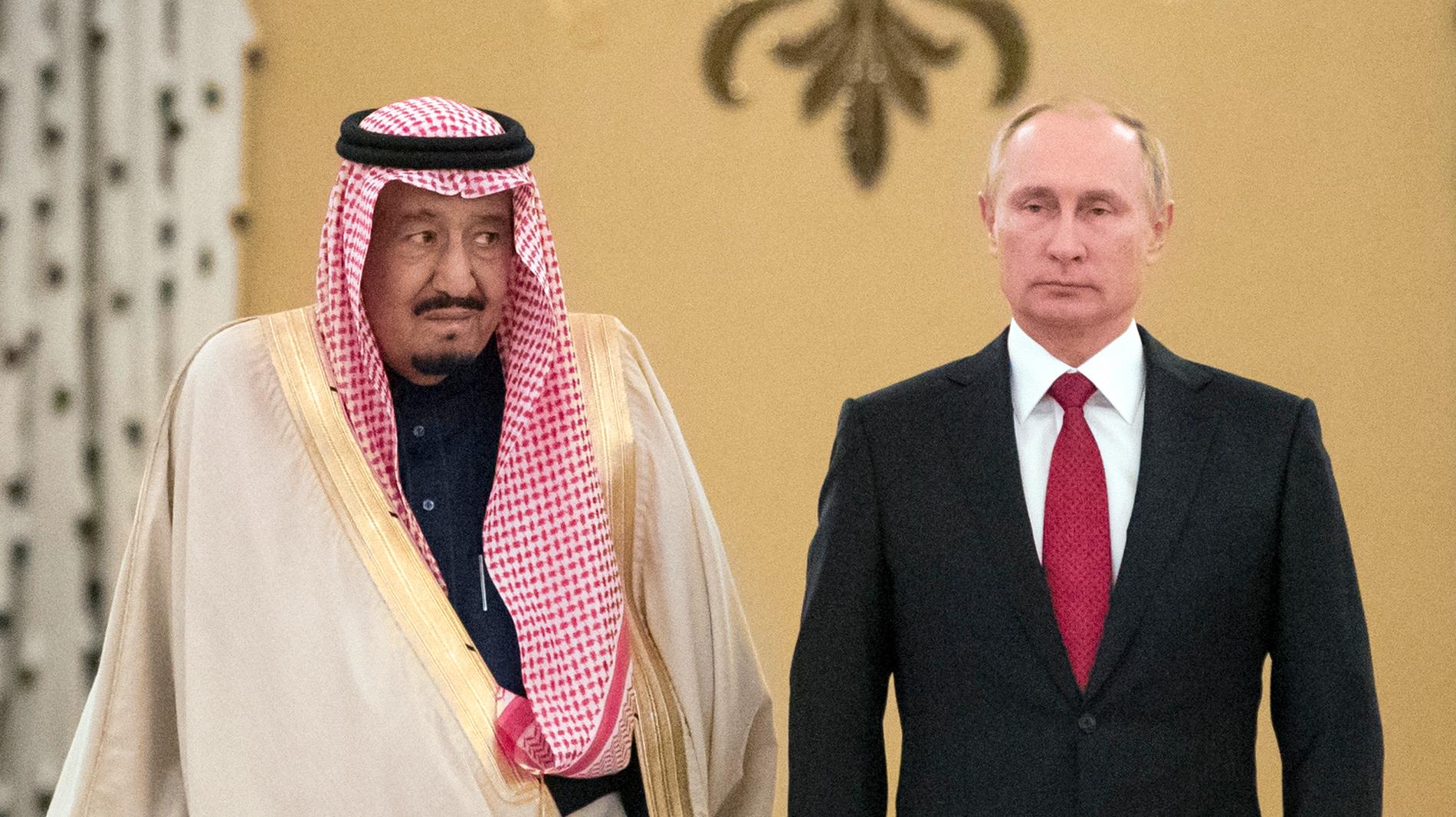 Rysslands president Vladimir Putin förhåller sig avvaktande till uppgifterna om journalistmordet i Istanbul. Här med den saudiske kung Salman. Arkivbild från oktober förra året.