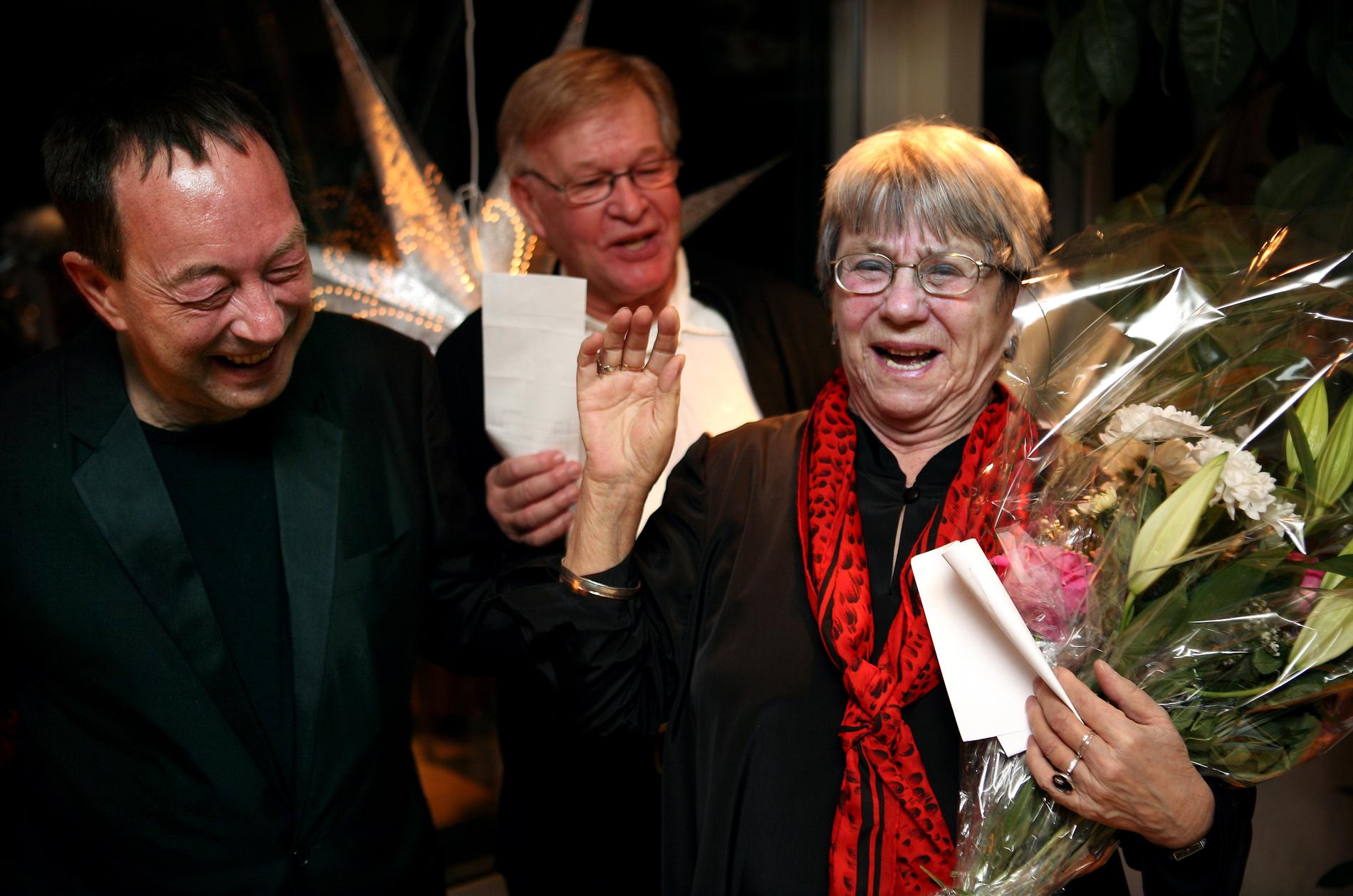 Anders Paulrud och Olle Svenning, Aftonbladet, gratulerar Cordelia Edwardsson till Liffner-stipendiet 2006.