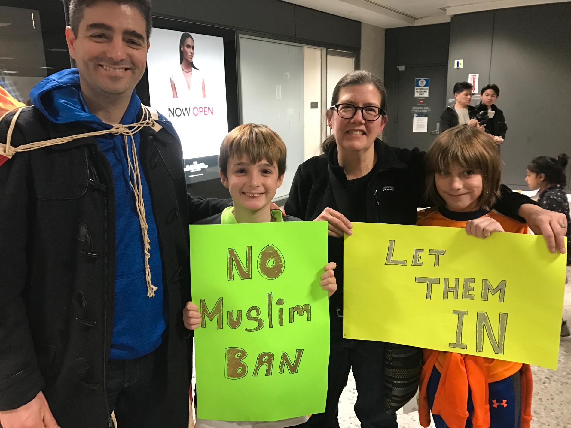 Lucas Wall demonstrerar tillsammans med kompisen Darla Haney, sonen Matias och dennes vän Ben Hubble. ”Nej till muslimförbudet” och ”Låt dem komma in”, står det på deras skyltar.