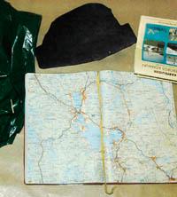 Karta, svart luva och turistbroschyr, föremål som hittades 2005 i en bil knuten till den misstänkte pyromanen.