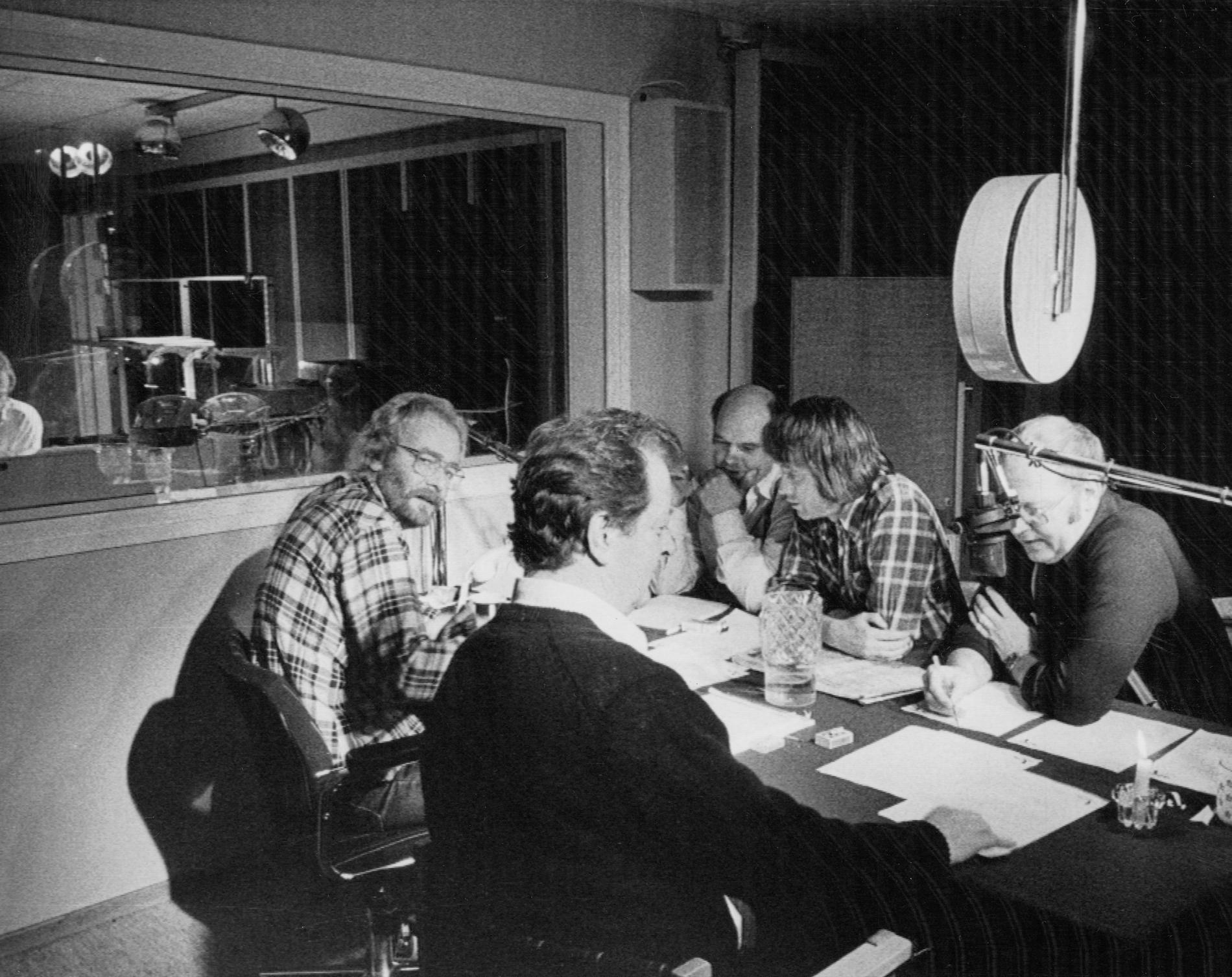 Kabaré Apropå-redaktionen.Frank Gunnarsson, Kent Andersson, Roland Janson, Anders Wällhed och Weiron Holmberg i en radiostudio