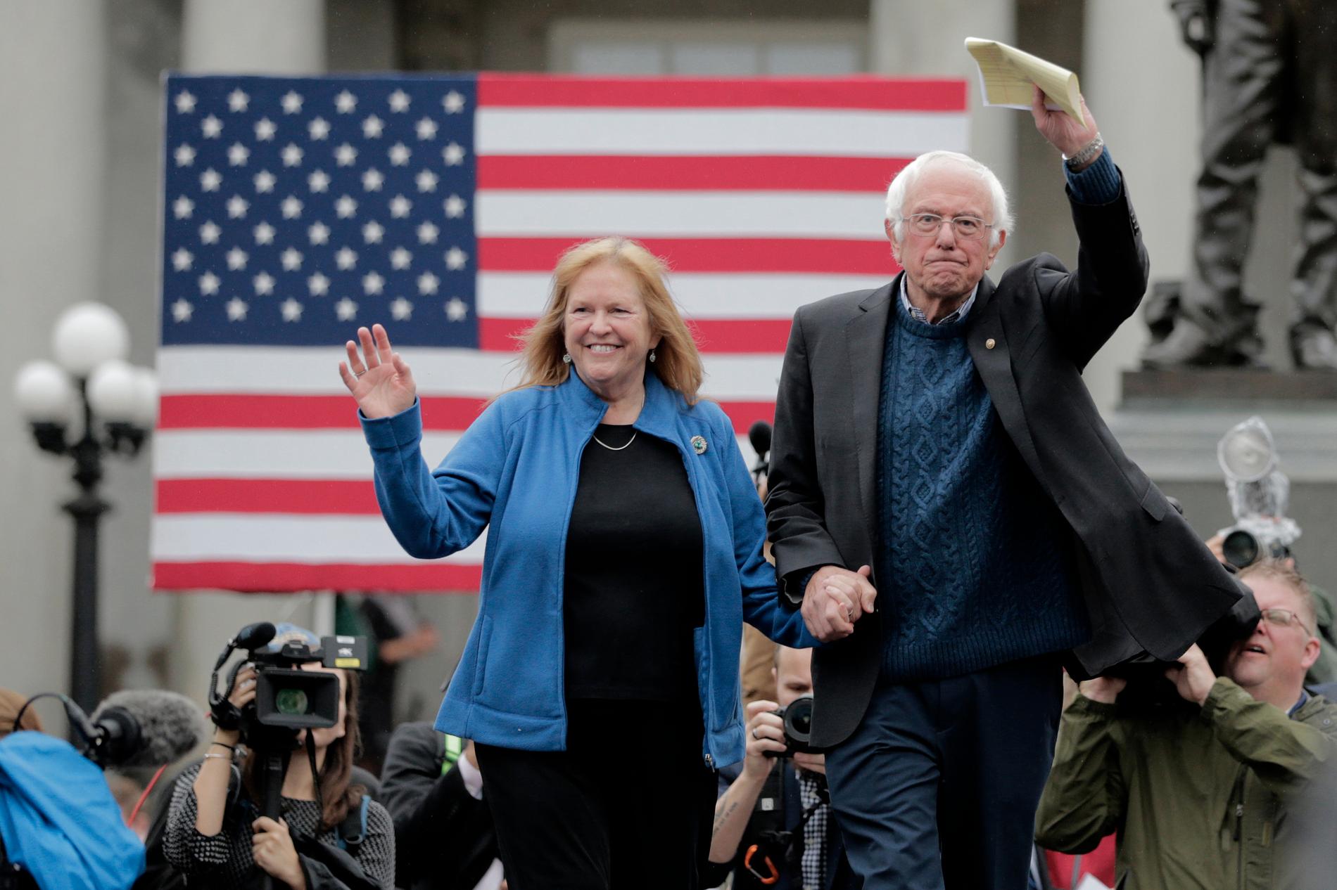 Presidentaspiranten och Vermontsenatorn Bernie Sanders tillsammans med sin hustru Jane O'Meara Sanders i New Hampshire.