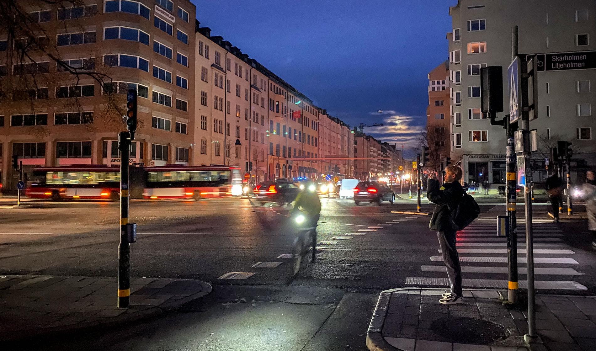 Varken trafikljus eller gatlyktor lyste upp de hårt trafikerade gatorna på Södermalm. 