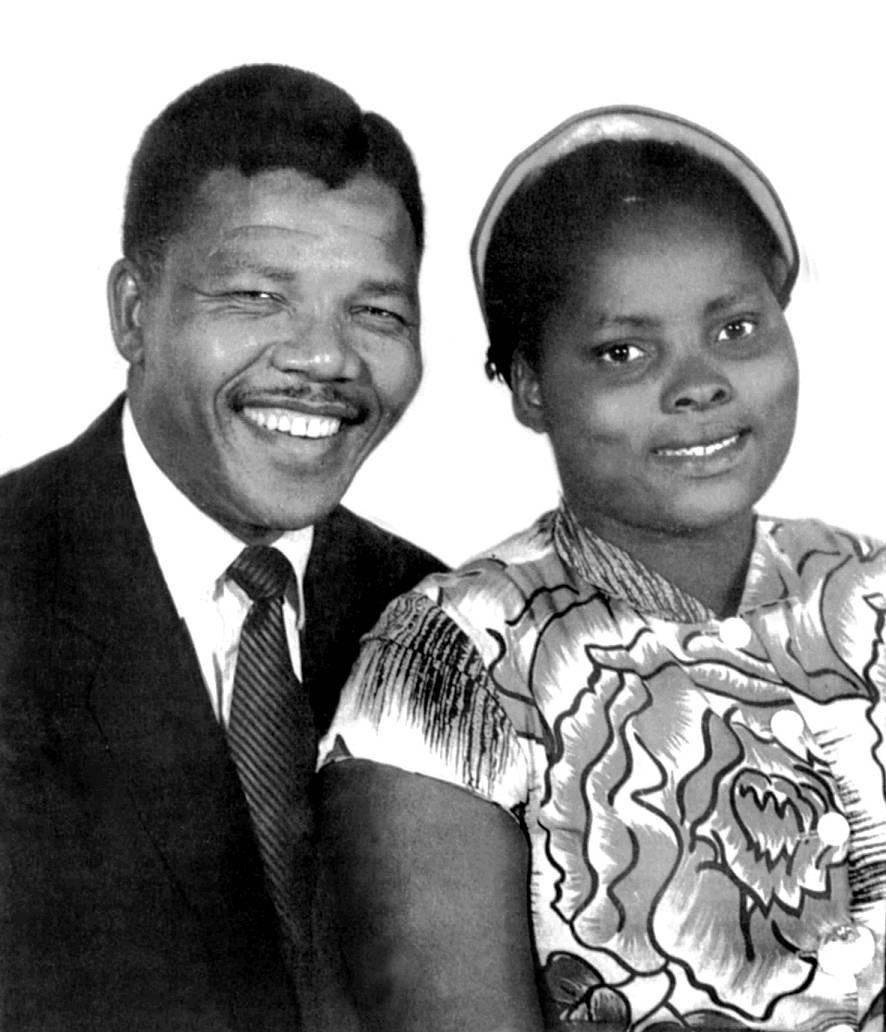 Nelson Madela tillsammans med sin första hustru Evelyn Mandela.  Paret träffades i Johannesburg och fick fyra barn; sönerna Madiba Thembekile (1946-1969, död i bilolycka) och Makgatho (1950-2005, död i AIDS) och döttrarna Makaziwe (1947-1948) och Makaziwe (f. 1953, uppkallad efter sin döda syster)