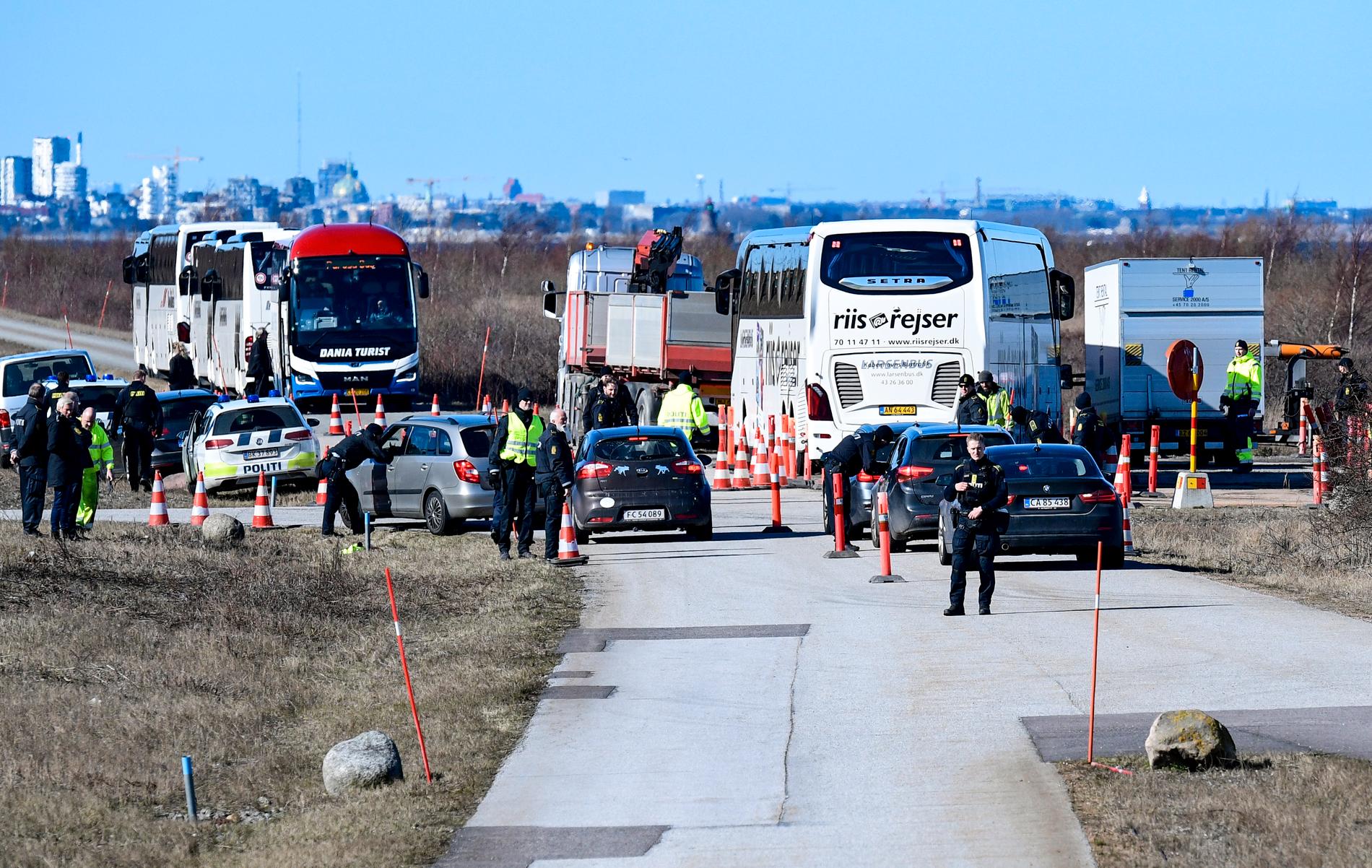 Trafiken i riktning mot Danmark över Öresundsbron stoppas och kontrolleras av polis på Pepparholm.