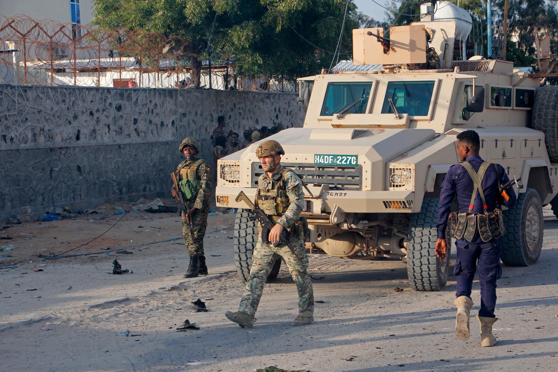 Soldater i Mogadishu undersöker vraket efter en bilbomb i november i fjol. Arkivbild.