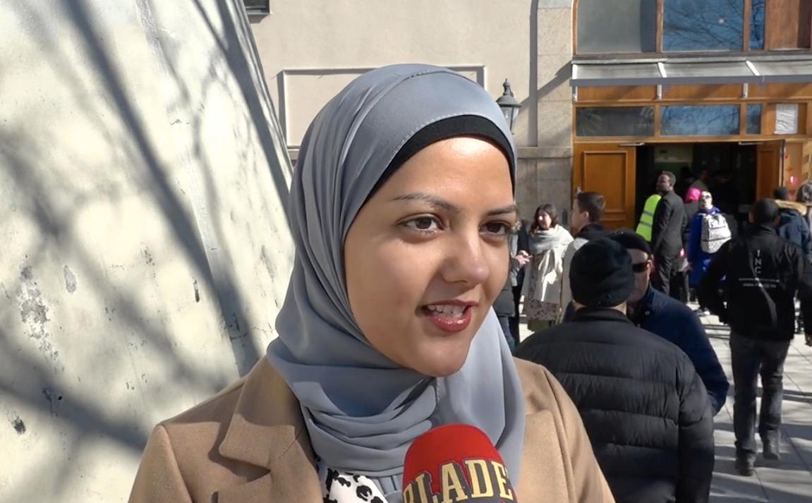 Madina Sejadi har kommit till moskén för att delta i manifestationen.