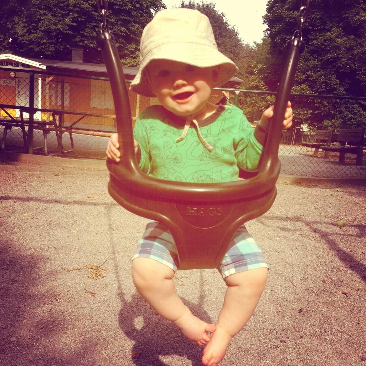 Lucas, 10 månader, gungar i det varma Sverige.