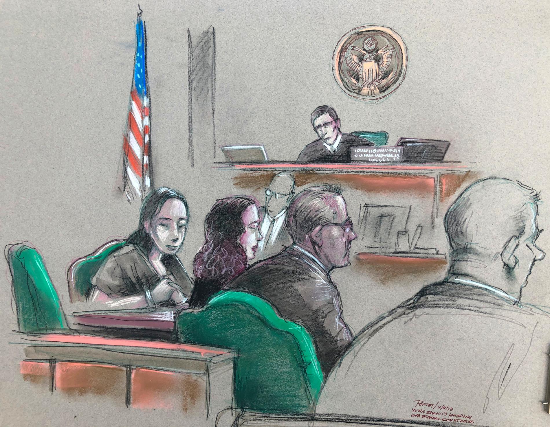 En teckning av den kinesiska kvinnan i rätten den 8 april. Hon ska enligt Secret Service bland annat ha burit ett usb-minne med en skadlig kod som var "utöver det vanliga".