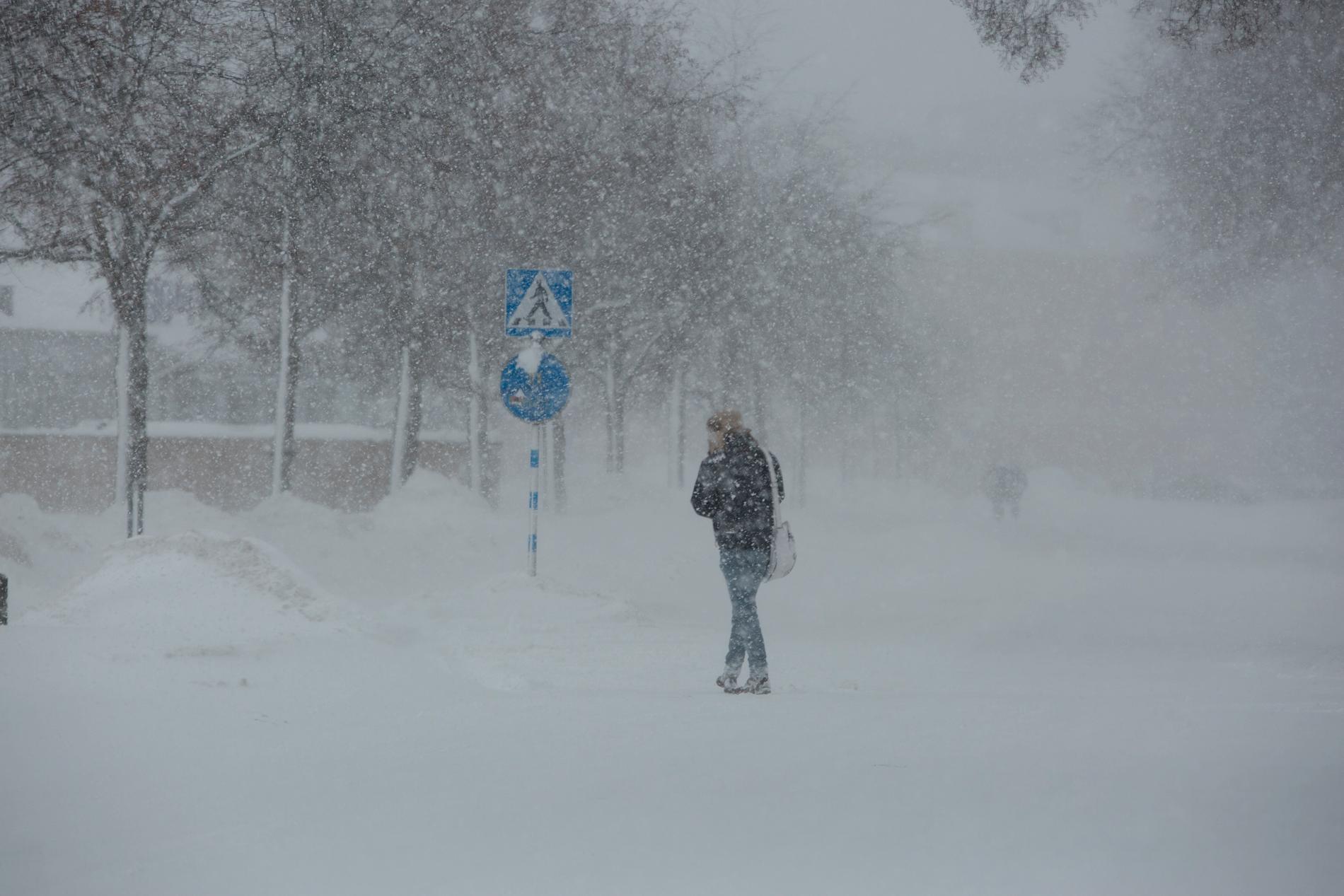 SMHI har gått ut med en klass 1-varning över ett omfattande snöfallsområde: Skåne, Blekinge, Kalmar län, Värmland, Dalsland och området mellan Vänern och Vättern.