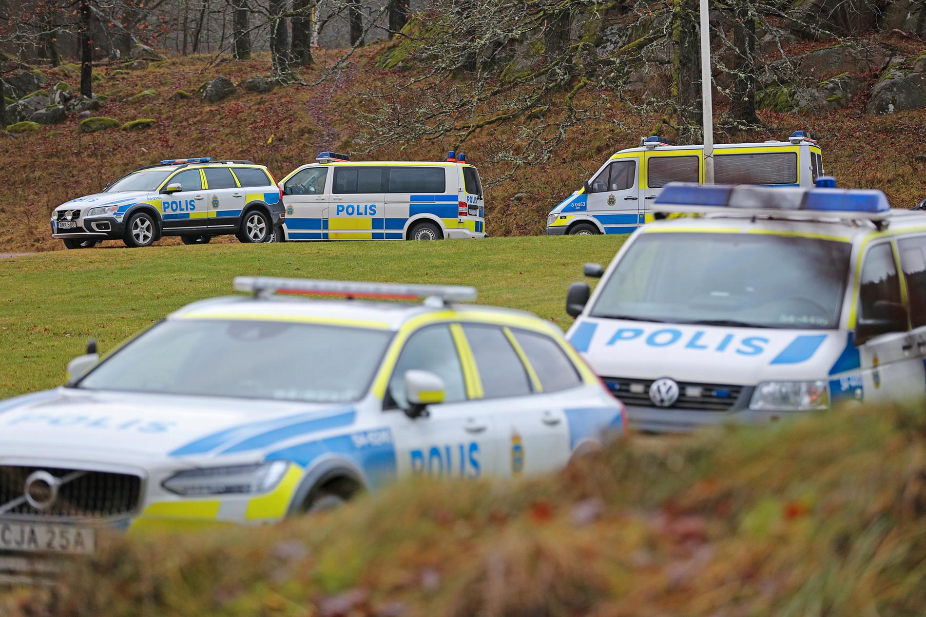 Ett område i terrängen utanför Uddevalla har spärrats av.Enligt polisen har det att göra med sökinsatsen efter Wilma, 17.