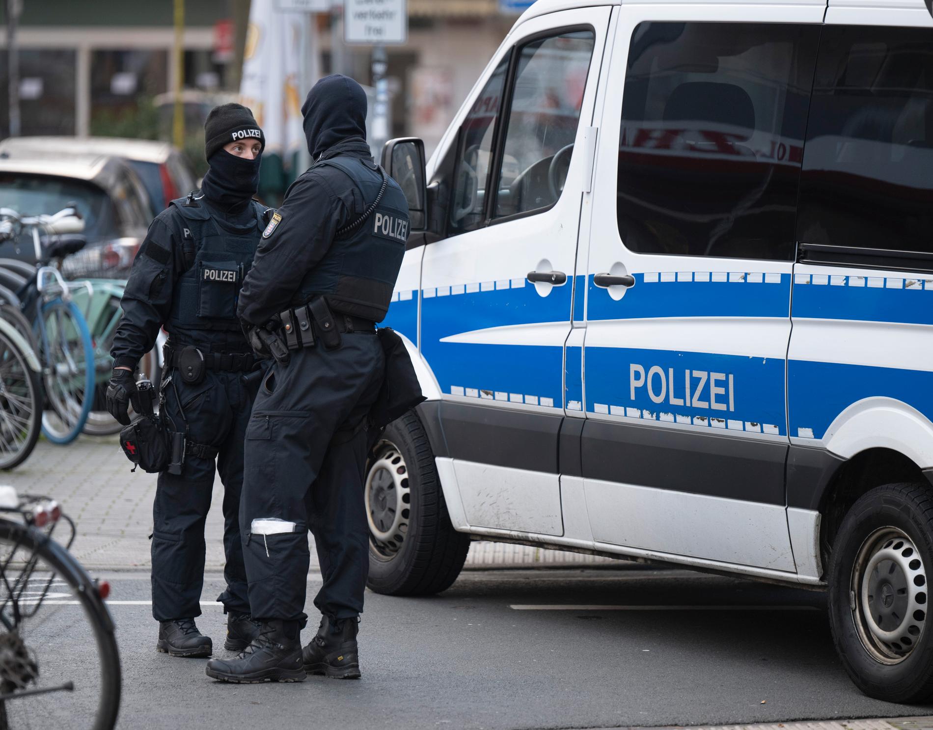 Poliser vid en genomsökt fastighet i Frankfurt på onsdagsförmiddagen. 